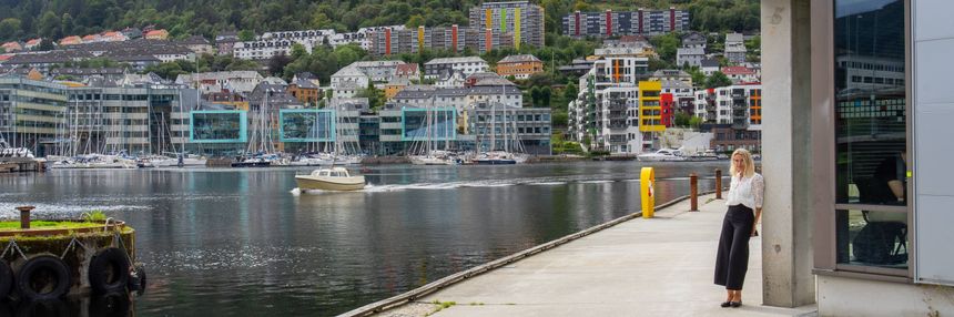Gyrid Irene Lønnestad utenfor hovedkontoret til DOF på Marineholmen i Bergen. DOF er en internasjonal gruppe av selskaper som eier og driver en flåte med moderne offshore- og subseafartøy. Foto: TUM Studio