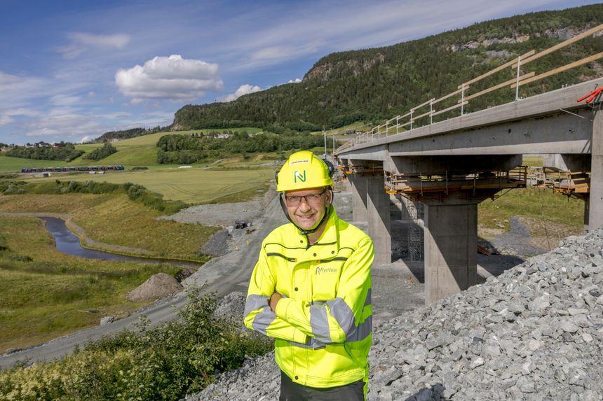 Prosjektsjef Lars Erik Moe ved Vollselvbrua helt i sørenden av strekningen: – Brua var opprinnelig tenkt å ligge delvis på fyllinger, og det ville gitt bedre massebalanse. Men de fyllingene hadde ikke grunnen tålt. Foto:  Arash A. Nejad