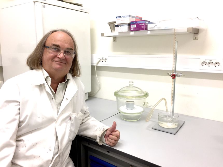 Sjefforsker Harald Justnes stilte seg et spørsmål som ga ham en nesten religiøs opplevelse. I dag har eureka-øyblikket hans endevendt oppfatningen av hvordan betong kan lages. Foto:  Tone Anita Østnor/Gemini