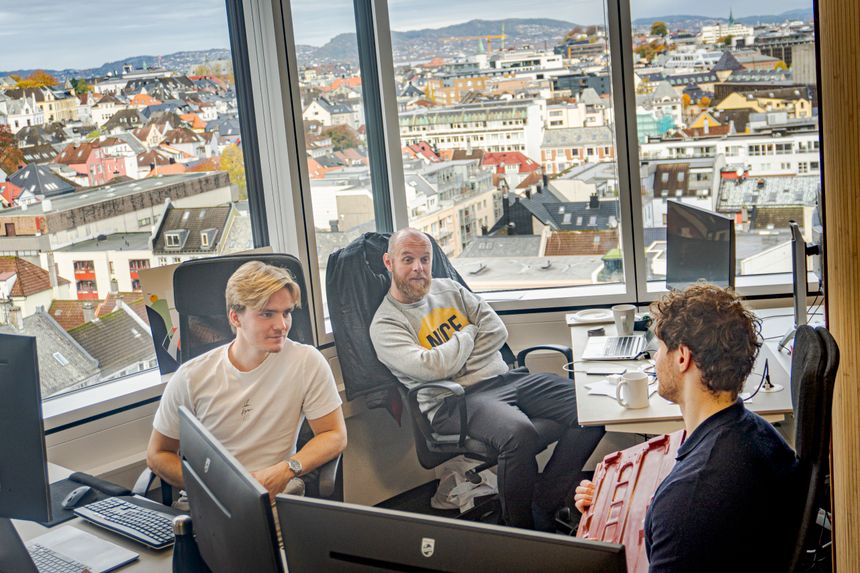 Fra kontoret er det utsikt over mange av Bergens tak. Her tar de en prat med Ada Incubator-sjef Lars Grønnestad. Foto: David Toman Søberg