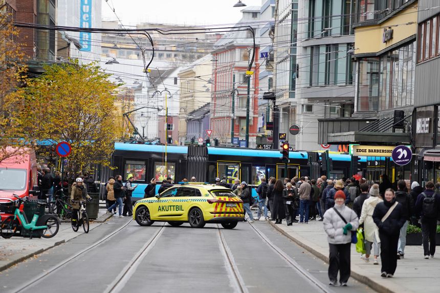 – Det er fullt kaos her nå, sier et vitne på stedet til <a href="https://www.vg.no/nyheter/i/OozBVV/trikk-har-kollidert-i-butikk-i-oslo-sentrum" target="_blank" rel="noopener">VG.</a> Foto: Ole Berg-Rusten/NTB