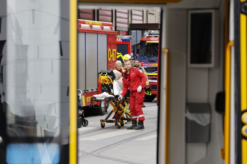 Nødetatene har behandlet fire skadede på stedet etter trikkeulykken i Oslo sentrum, og ingen av dem framstår som alvorlig skadet. Foto: Arash A. Nejad