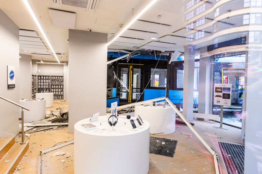 Trikken krasjet rett inn i en Eplehuset-butikk i Storgata i Oslo. Foto: Arash A. Nejad