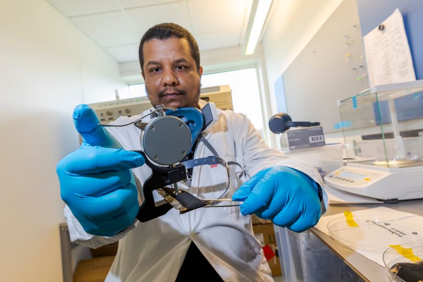 Shamim Ahmad er en av flere studenter som jobber med å videreutvikle teknologien. Her måler han tykkelsen på produktet.  <span>Foto: Arash A. Nejad</span>