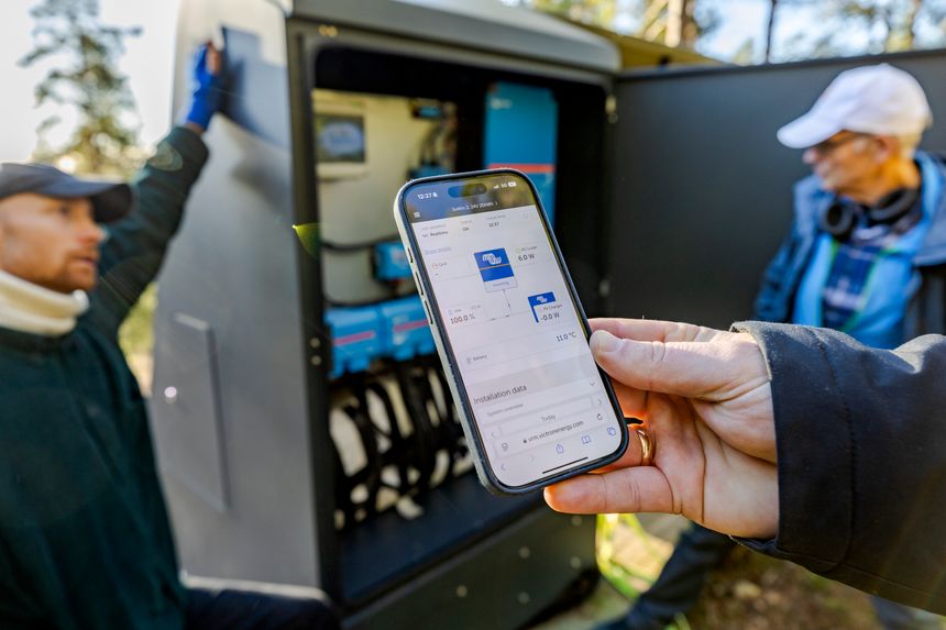En app på mobilen viser hvor mye strøm som produseres. Foto: Arash A. Nejad