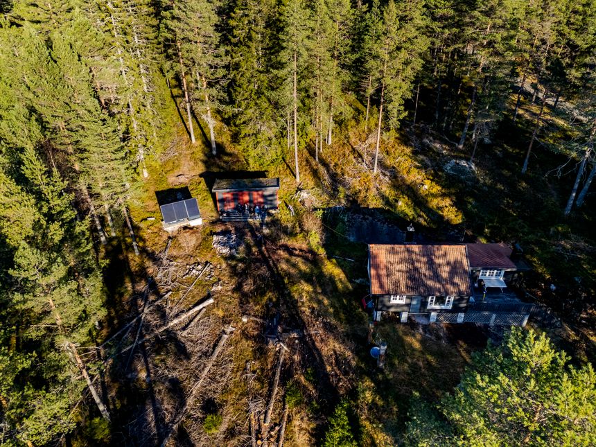 Kraftstasjonen er plassert der det er mest sol på eiendommen. I dette tilfellet er hytteeier i gang med å grave ned en ledning fra stasjonen til en ladestasjon for elbil til høyre for hytta. Foto: Arash A. Nejad