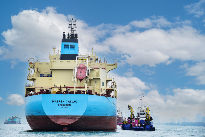 Vaskeroboten fra Ecosubsea i aksjon på et skip i Singapore. Selve roboten er under vannet, og den lille båten er støtteskipet. Ecosubsea har foreløpig ikke vist bilder av roboten. Foto:  Ecosubsea