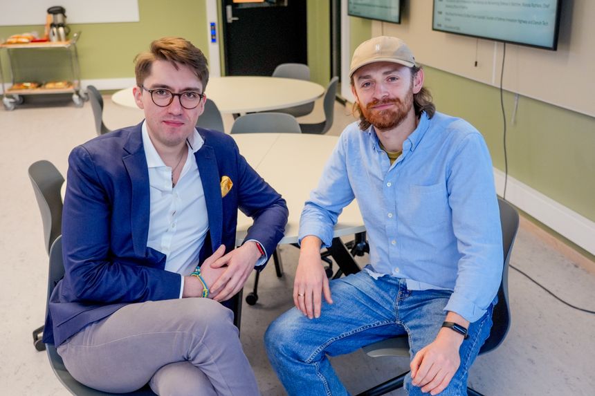 Investor Anton Verkhovodov og markedsansvarlig Mykyta Rozhkov i det ukrainske investeringsselskapet D3 redegjorde under en konferanse i Oslo mandag for hvor mye motstandskampen i Ukraina koster av penger. Foto: Terje Bendiksby/NTB