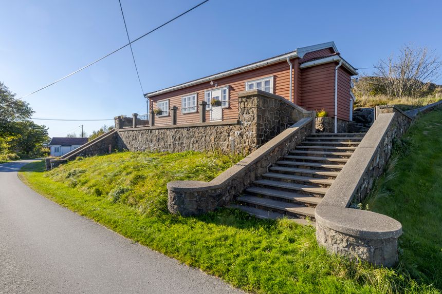 Arbeid og omtanke er lagt ned i trappene opp til kantina. Den tyske soldaten Kurt Urbrecht sto for mye av murarbeidene. Foto:  Arash A. Nejad