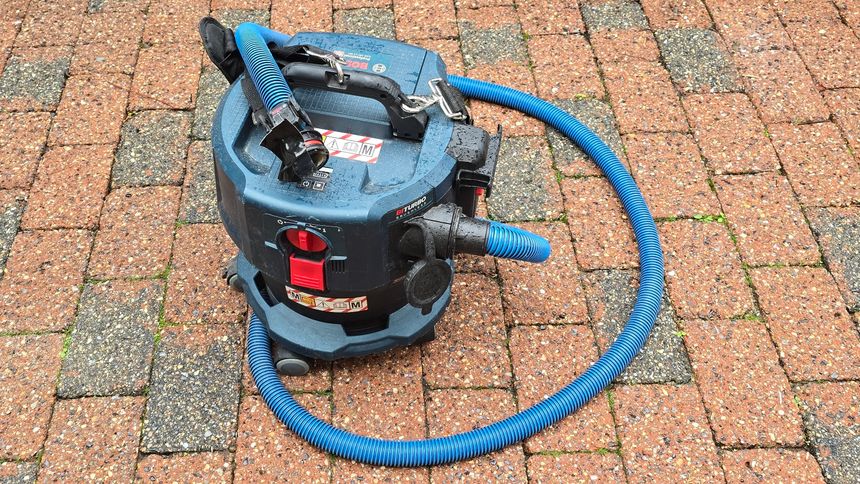 En batteridrevet våt- og tørrsuger trenger mye strøm og får lenger driftstid med de nye battericellene. Foto: Odd Richard Valmot