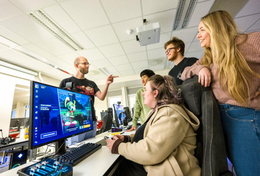 Etterhvert som e-sporten har vokst og utviklet seg, har også de mangfoldige egenskapene til utøverne blitt lagt merke til. Her er studenter på studiet Akademisk e-sport på UiA, hvor de lærer om langt mer enn bare gaming. Foto: UiA