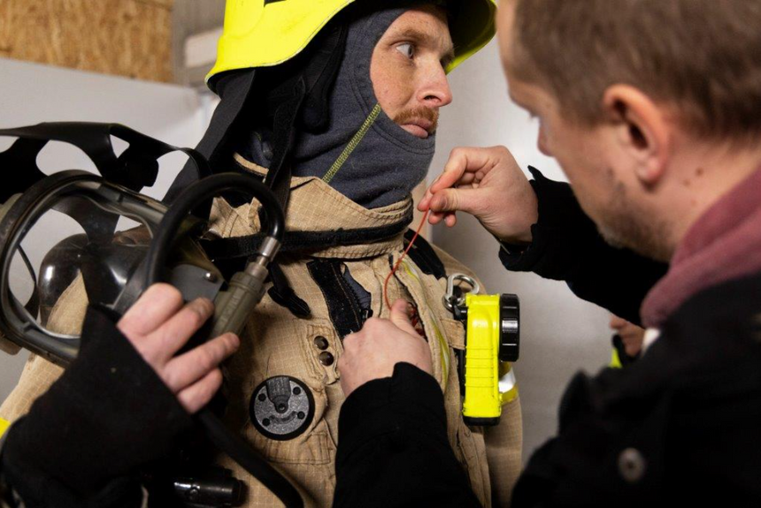 Her monteres sensor for målinger av temperatur utenpå på jakken. Foto:  Trøndelag brann- og redningstjeneste