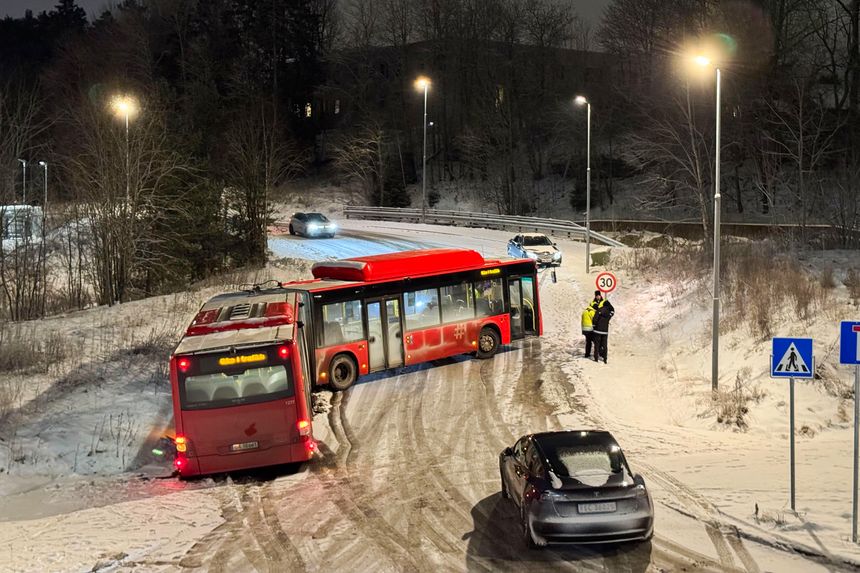 Vanskelige kjøreforhold fører til at Ruter innstiller flere bussavganger i Oslo tirsdag morgen. Bildet er fra mandagens snøvær, da en buss kjørte av veien på Mortensrud. Foto: Håkon Mosvold Larsen/NTB
