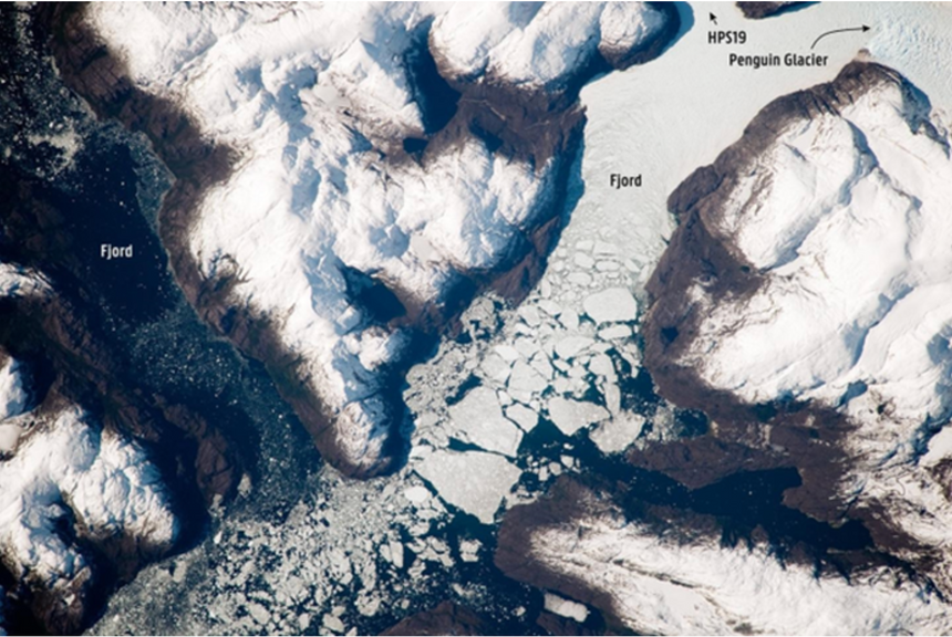 Bildet viser de sammenføyde isfrontene til HPS19- og Penguin-breene, som ender i Penguin-fjorden på vestsiden av det sørlige patagonske isfeltet (Chile og Argentina). Det største isfjellet er omtrent to kilometer bredt. Foto: International Space Station, Johnson Space Center