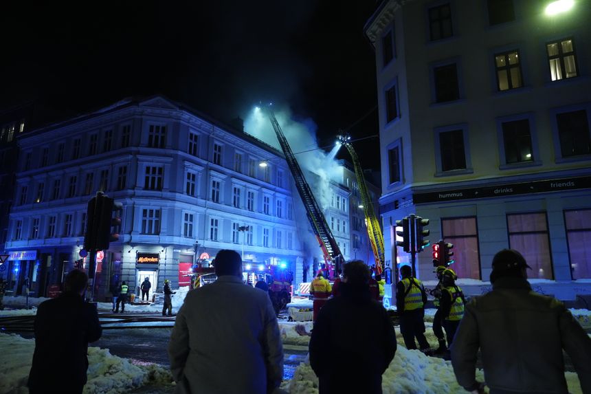 Rundt 160 personer ble evakuert etter at det natt til onsdag begynte å brenne i en bygård ved Alexander Kiellands plass i Oslo sentrum. Foto: Beate Oma Dahle/NTB