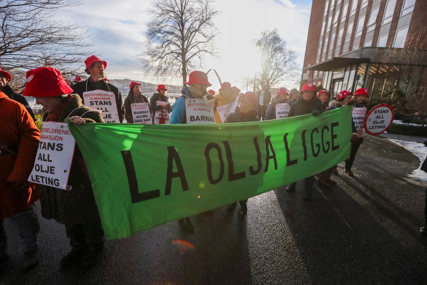 Extinction Rebellion og Besteforeldrenes klimaaksjon demonstrerte utenfor Scandic Park Sandefjord hvor konferansen avholdes. Foto: Trond Reidar Teigen