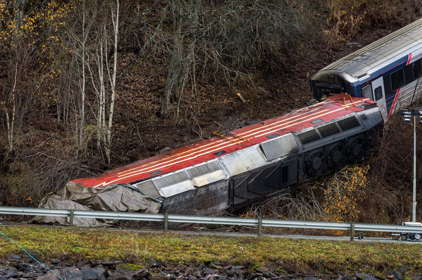 En lokomotivfører omkom da toget på Nordlandsbanen kjørte inn i en steinblokk og sporet av 24. oktober i fjor. <em>Foto: Bjørn Leirvik/NTB</em>