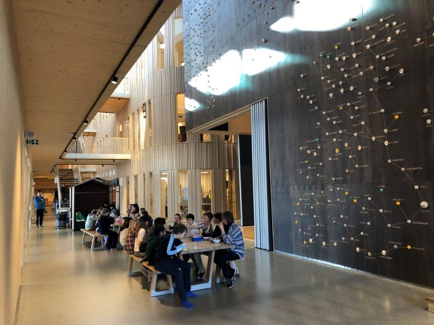 Kulturaksen» på Huseby skole i Trondheim binder sammen barne- og ungdomsskolen. Foto: Solvår Wågø/Sintef