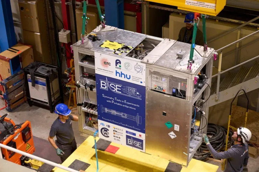 Til høsten håper CERN-forskere for første gang i historien å transportere antimaterie utenfor laboratoriet. Her fra en test av transporten, som skal skje med lastebil Foto: CERN