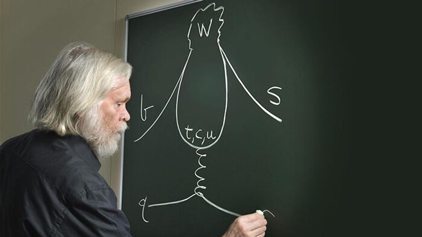 CERN-teoretiker John Ellis spilte dart og tapte et veddemål. Taperen måtte bruke ordet pingvin i sin neste vitenskapelige artikkel. Vinneren var forøvrig Melissa Franklin, den gang student, nå fysikkprofessor ved Harvard. Foto: Claudia Marcelloni/CERN
