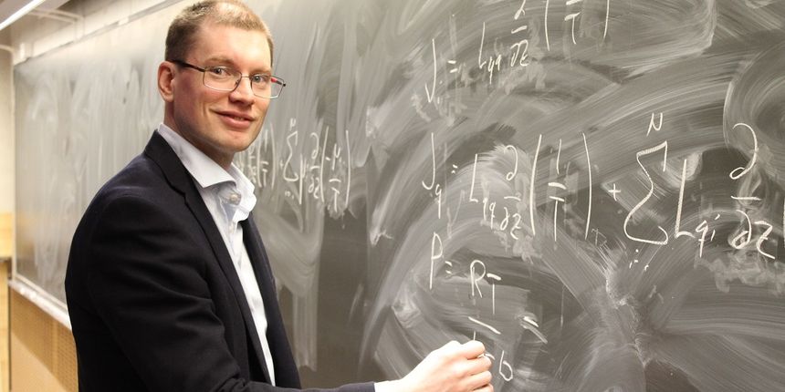 Et kinderegg, sier professor Øivind Wilhelmsen om den nye teorien. Han leder termodynamikkgruppen ved NTNU. Foto:  Tage Maltby/NTNU