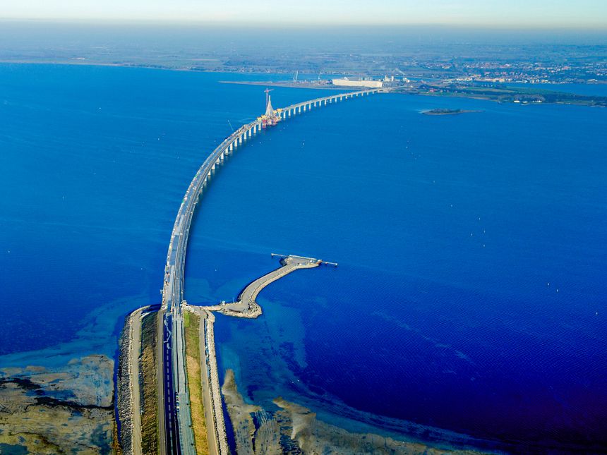 Den nye Storstrømsbroen sett mot nord i desember 2024. Brua er cirka fire kilometer lang. Foto: Vejdirektoratet