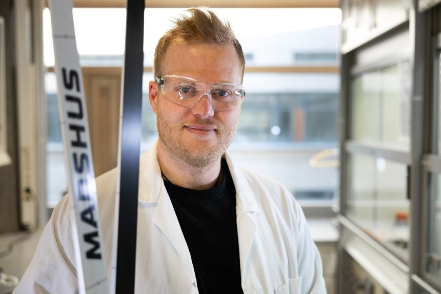 Førsteamanuensis Audun Formo Buene ved Institutt for kjemi på NTNU vil lage verdens raskeste fluorfrie ski. Foto: Aleksander Båtnes