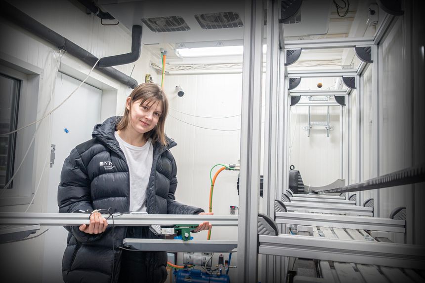 I snølaboratoriet ved NTNU skal Johana Fialova teste friksjon mellom fluorfrie ski og snø. Det skal skje i tribometeret til høyre. Riggen er en friksjonsmåler med et nær 9 meter langt spor der en vogn kan akselerere opp til 10 meter i sekundet. Testene filmes med et kamera som tar 2000 bilder i sekundet. Foto: Sølvi W. Normannsen, Gemini.no