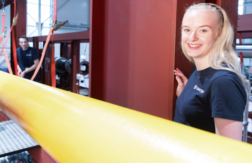 Hvor mye tåler kabelen, hvor sterk er den, og hva er det som til slutt gjør at kabelen blir ødelagt? Fagarbeider Mia Bolland Samdal sjekker oppsettet. Foto:  Kai Dragland