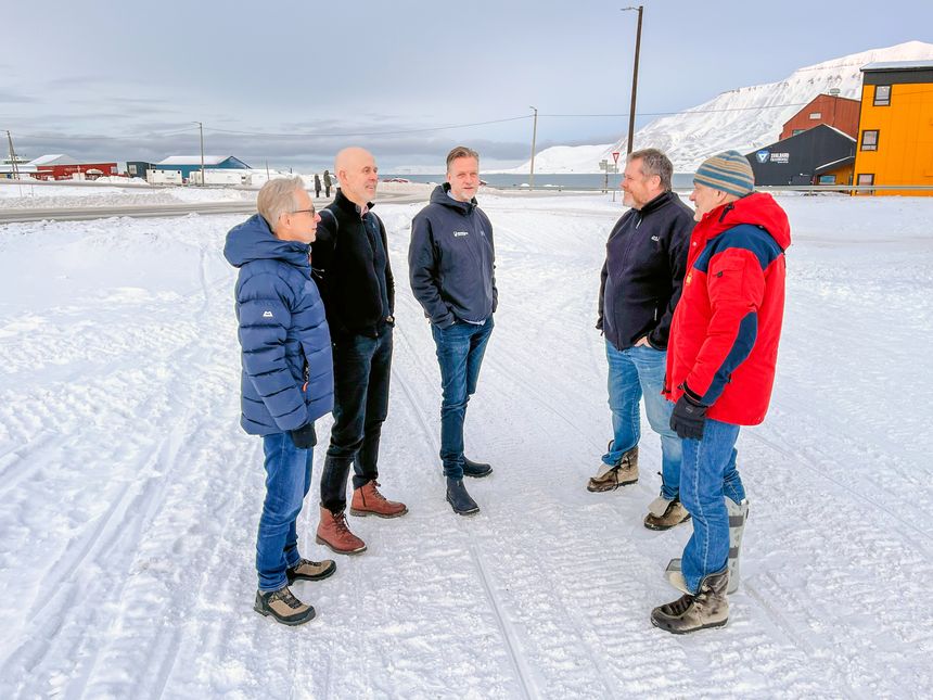 UNIS-direktør Jøran Moen (t.v.), Bjørn Egil Asbjørnslett – som er professor og direktør ved NTNU Hav og kyst, lokalstyreleiar Terje Aunevik, dekan ved UiT Jørgen Berge og forskingsdirektør Harald Steen ved Norsk Polarinstitutt diskuterer framdrifta for et nytt forskingsskip. Foto: Karine Nigar Aarskog/UiT