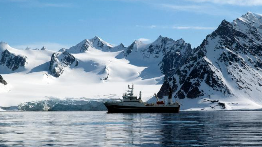 Skipet Helmer Hanssen på tokt på Svalbard. Foto: Karine Nigar Aarskog/UiT