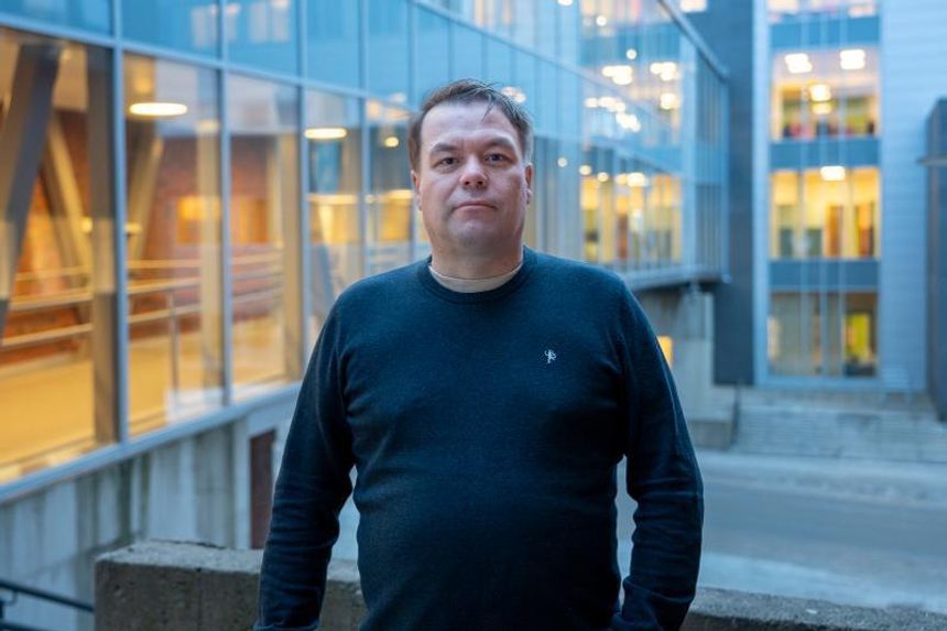 – Det oppfattes meget interessant i utlandet at en så liten befolkning som den samiske ønsker å lage KI på sin egen måte, forteller Lars Ailo Bongo. Foto: Jakob Bjørvig Henriksen/UiT