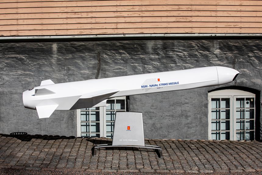 En fullskalamodell av Naval Strike Missile (NSM) utstilt hos Forsvarsmateriell. Foto: Thomas Bjørnflaten