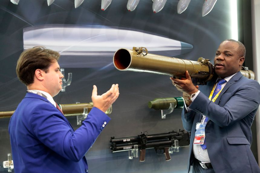 Russlands våpeneksport har falt med 64 prosent de siste fem årene, men landet er fortsatt verdens tredje største eksportør. Her får en afrikansk utsending demonstrert en granatkaster under en våpenmesse i Sotsji i Russland i oktober 2019. Foto: AP/NTB