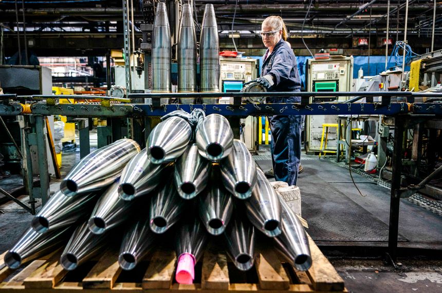 Ukraina har stått for 8,8 prosent av all våpenimport de siste fem årene, og 45 prosent av våpnene har kommet fra USA. Ved denne fabrikken i Scranton i Pennsylvania produseres det granater. Foto: AP/NTB