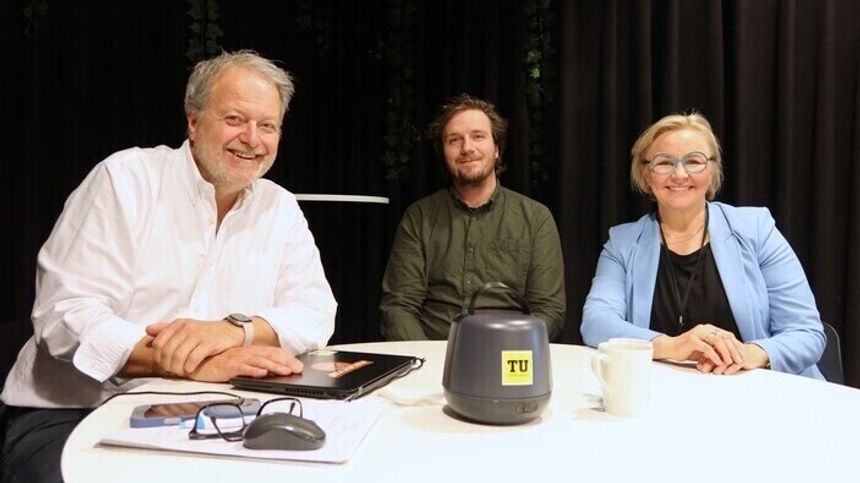 Ingvill Bækø og Nikolai Haldane (i midten) er henholdsvis administrerende direktør og driftsdirektør i Havkraft AS, som endelig vil gjøre bølgekraft til en robust løsning. Foto: Karianne Skjæveland