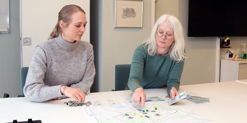 Her prøver Hanne Cecilie Geirbo og Maja Åskov Tengstedt ut en fysisk variant av spillet. Foto:  Olav-Johan Øye/Oslo Met