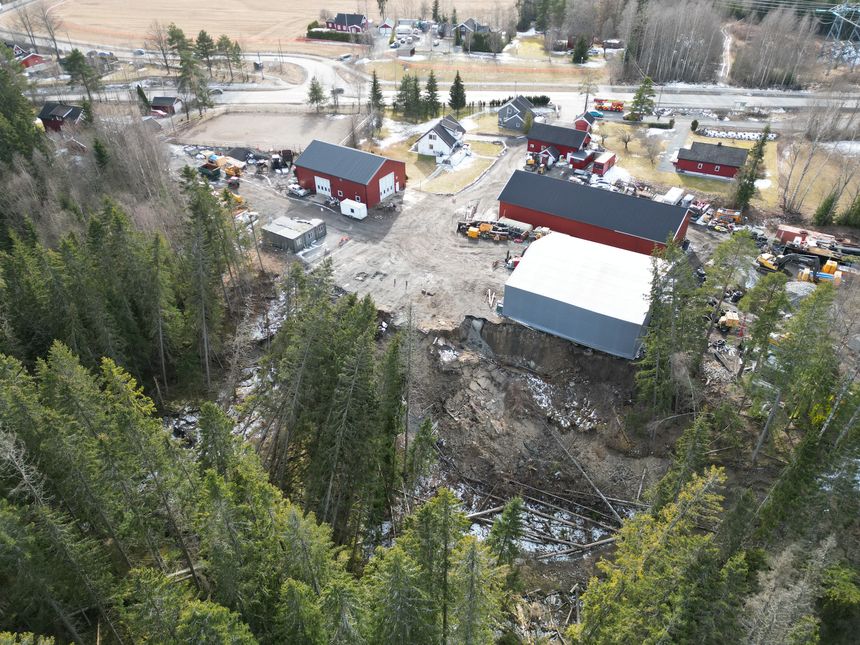 Rett ved den hvite bygningen har skredet gått. Foto: Arash A. Nejad