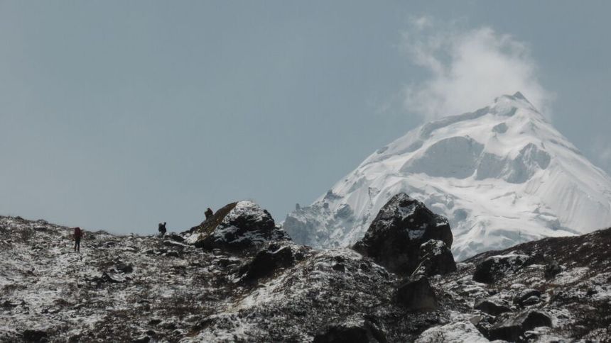 Himalaya er et eksempel på en region med høye fjellområder og enorme snø- og isreservoarer som gir ferskvann til områdene nedenfor fjellene. Dette bildet viser feltmålinger i Langtang-regionen i Nepal. Foto:  Désirée Treichler/UiO