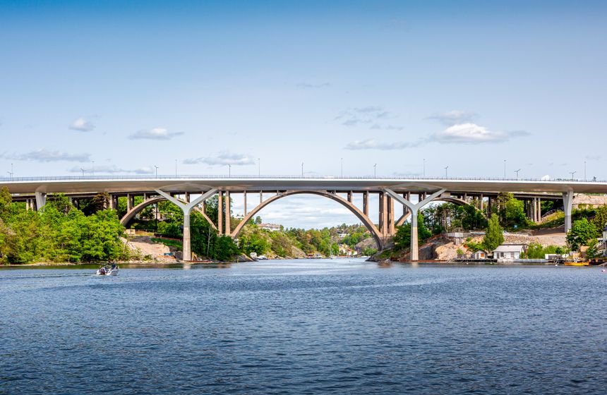 Den nye Skurubron har seks spenn og står på fem Y-formede pilarer. Bildet fra mai 2023, noen uker før den åpnet. Foto:  Trafikverket