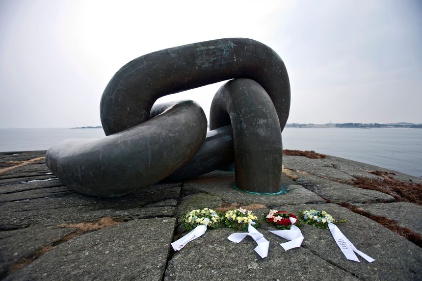 I dag er det 45 år siden Kielland-ulykken, som kostet 123 mennesker livet. Bildet viser monumentet «Brutt lenke» på Smiodden ved en tidligere markering. Foto:  Alf Ove Hansen/NTB