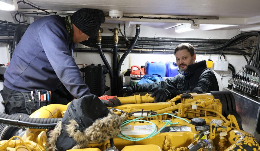 Det ser trangt ut når Hav Kjølesystemer monterer anlegget, men dette motorrommet er romslig. Foto:  Henriette Louise Krogness/Gemini.no