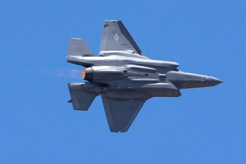 De siste to F-35-kampflyene er på vei til Norge fra flyfabrikken i Texas, bekrefter Forsvarsdepartementet. Foto:  Aijaz Rahi/AP/NTB