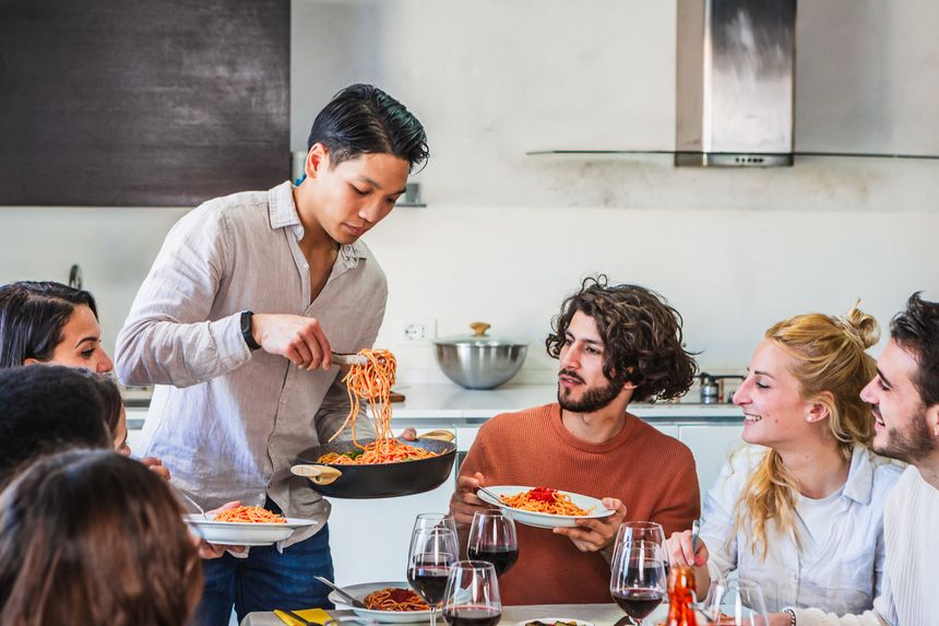 Et mer sosialt liv på kjøkkenet påvirker hvordan vi vil ha det der.. Foto:  Colourbox