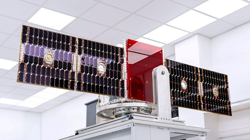 Satellittene er omtrent 70 kilo tunge, noe som er mye lettere enn de nåværende satcom-plattformene. Foto: Kongsberg / handout/ NTB