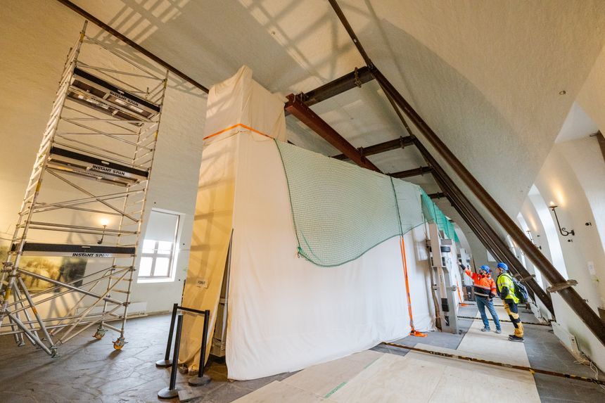 Presenningene skjuler en nasjonalskatt. Det gamle Vikingskipsmuseet var Norges mest besøkte museum da det var åpent. Foto: Arash A. Nejad