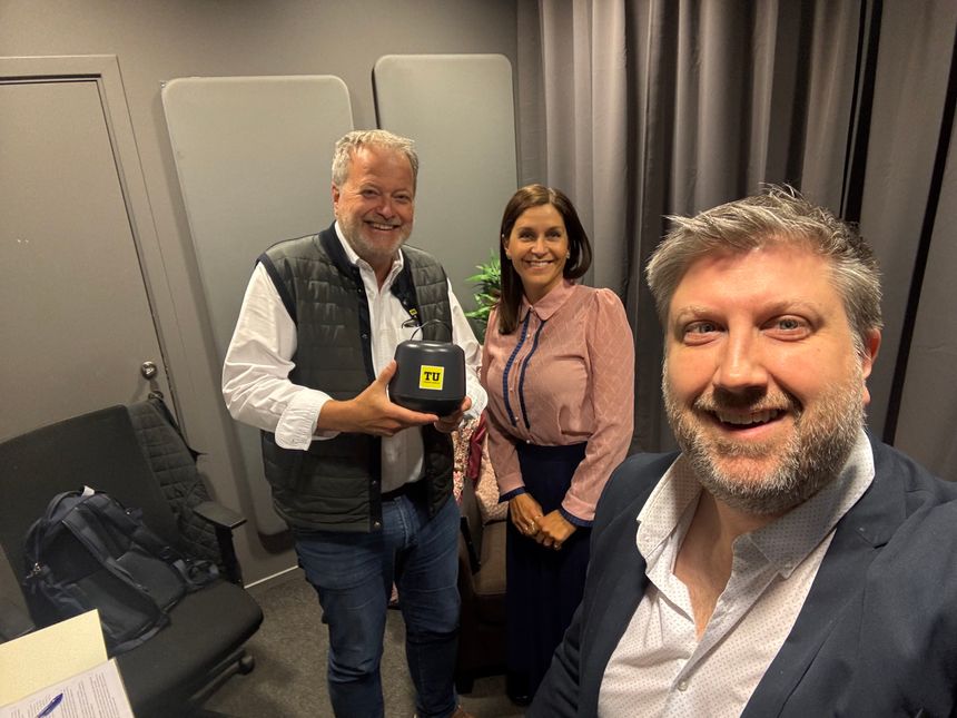 Teknisk sett fra Jessheim. Fra høyre daglig leder Remy Skogstrand i Innovasjon Gardermoen, toppsjef Kristina Fritsvold Nilsen i TU Media og teknologiredaktør Jan Moberg i TU. Foto: Remy Skogstrand
