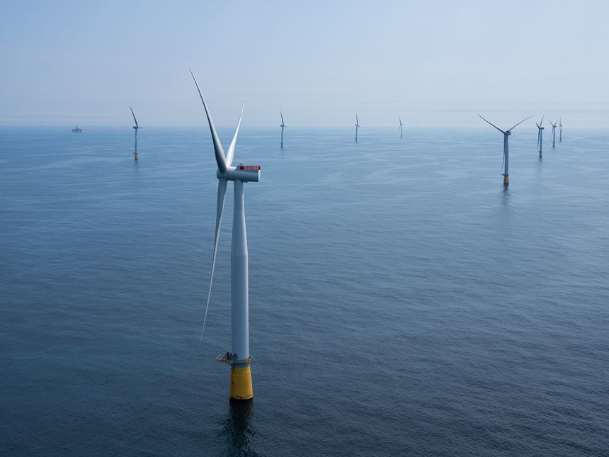 Hywind Tampen er det første anlegget for flytende havvind som strømprodusent for olje- og gassindustrien. Det ble realisert med Enova-milliarder og har vist seg kostbart med mye vedlikehold etter at det ble satt i drift. <span>Foto: Ole Jørgen Bratland</span>