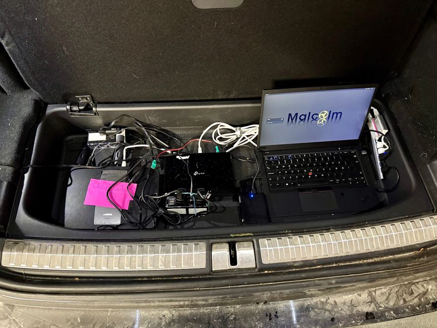 Bakerst og nederst i bagasjerommet på Indstøys bil finner du installasjonene som kartlegger datastrømmene som sendes til Kina. Foto:  Jan M. Moberg