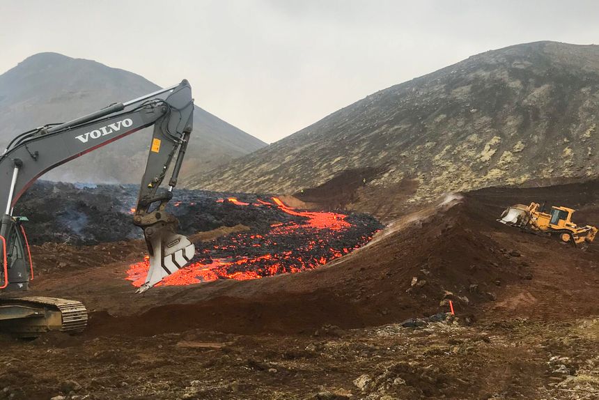 Gravemaskiner og bulldosere hadde en stri tørn med å bremse lavaen. Foto: Ólafur Þór Rafnsson